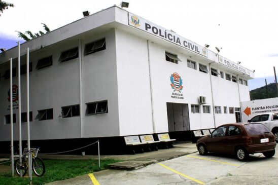 Os policiais não encontraram nenhuma testemunha do crime; o caso foi registrado no 1º DP de Embu das Artes e segue em investigação