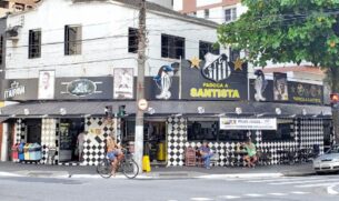 Reduto de torcedores do Santos, a padaria fica na Avenida Epitácio Pessoa, no Embaré