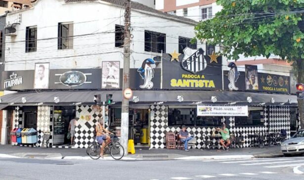 Reduto de torcedores do Santos, a padaria fica na Avenida Epitácio Pessoa, no Embaré