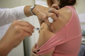 As gest&otilde;es de Salvador, Curitiba, Cuiab&aacute;, Maring&aacute;, Ribeir&atilde;o Preto e Arauc&aacute;ria (PR) tamb&eacute;m informaram que a vacina&ccedil;&atilde;o come&ccedil;a no dia 20