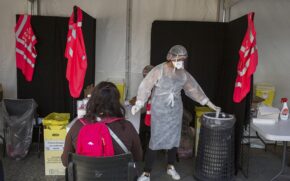 Na cidade de Paris, na Fran&ccedil;a, a popula&ccedil;&atilde;o est&aacute; realizando testes gratuitos de Covid-19
