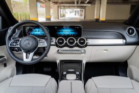 O cockpit do GLB 200 tem duas telas de 10,25 polegadas