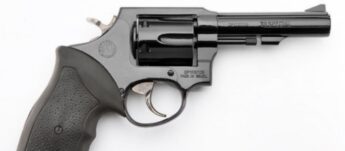 Imagem ilustrativa de um revólver calibre 38 da marca Taurus, o mesmo usado pela vítima