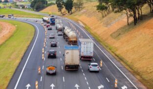 O feriado deste fim de semana deve colocar cerca de 2,6 milhões de veículos nas estradas paulistas até domingo de Páscoa