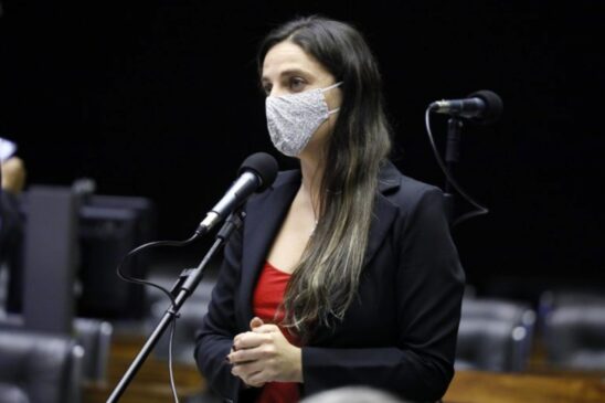 A deputada Fernanda Melchionna (Psol-RS) é uma das autoras do projeto