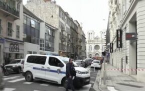 De acordo com a imprensa local, uma das vítimas foi decapitada e o suspeito está internado em estado grave