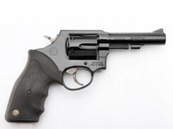 Imagem ilustrativa de um revólver calibre 38 da marca Taurus, o mesmo usado pela vítima
