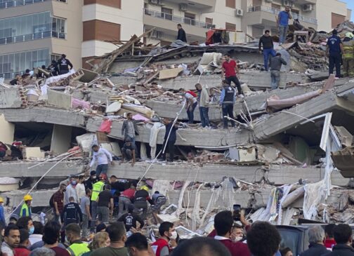 A cidade mais atingida foi Izmir, na costa da Turquia