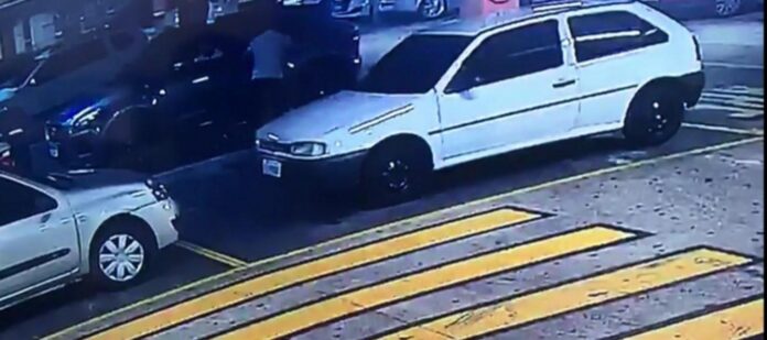 Casal parou no estacionamento do Mauá Plaza Shopping
