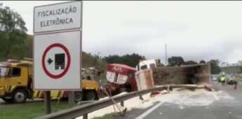 Carreta transportava açúcar