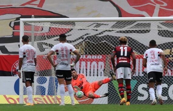 Tiago Volpi defendeu duas cobranças de pênalti e foi o principal nome da vitória são-paulina no Maracanã