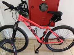 A polícia localizou os dois criminosos com as bicicletas e eles levaram até a casa onde estavam os outros dois homens