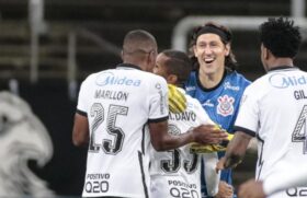 Davó marcou o seu primeiro gol com a camisa do Corinthians e foi festejado pelos companheiros
