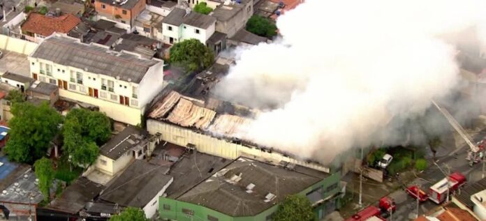 Dezoito carros do Corpo de Bombeiros foram acionados para controlar o fogo