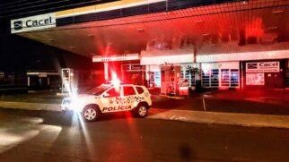 Um pequeno incêndio estava acontecendo no interior do posto, mas os policiais conseguiram controlá-lo