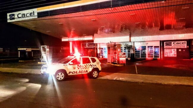 Um pequeno incêndio estava acontecendo no interior do posto, mas os policiais conseguiram controlá-lo