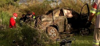 Automóvel foi achado pela Polícia Rodoviária Federal (PRF) em uma área de mata às margens da rodovia Presidente Dutra, em Santa Isabel