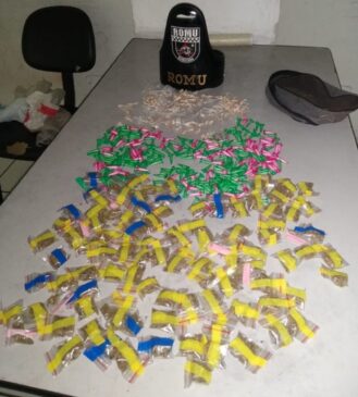 Com o suspeito foram apreendidos 106 porções de maconha, 95 pinos de cocaína, 201 porções de crack e 187 pinos de crack