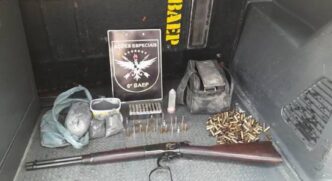 Foram apreendidos uma carabina Puma 357, nove munições calibre 357, seis munições de calibre .38, três munições 9 mm, três munições calibre .40, duas munições calibre .32, cartuchos de diversos calibres