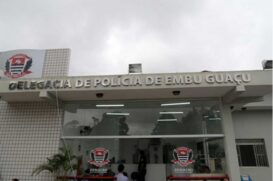 A Pol&iacute;cia Civil de Embu-Gua&ccedil;u procura por uma suspeita de 41 anos que teria matado e ateado fogo no corpo do pr&oacute;prio pai, de 65 anos