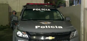 De acordo com o cabo da Polícia Militar, Jonatan Araújo, um suspeito se rendeu e outros cinco tentaram fugir
