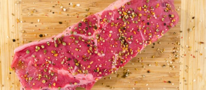 De acordo com esse estudo, a carne bovina e o leite foram os principais produtos que beneficiários do Auxílio Brasil deixaram de comprar