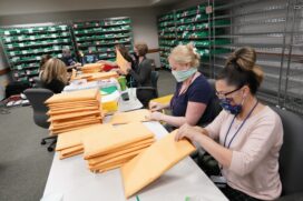 Trabalhadores do condado de Lehigh contam as cédulas da eleição americana, em Allentown, no estado da Pensilvânia, na sexta-feira; Biden assumiu a liderança na apuração da Pensilvânia