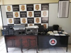 Modens e servidores apreendidos foram encaminhados para a Delegacia de Investigações Gerais de Santos