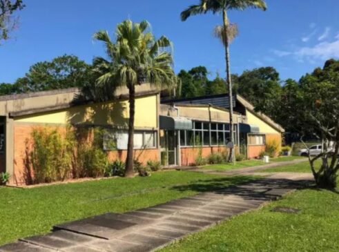O imóvel, localizado no bairro de Sertão do Maruim, na cidade catarinense de São José, tem fácil acesso à Rodovia SC407 e à BR-101