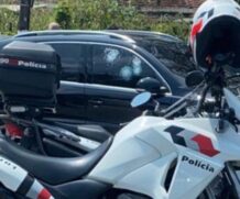 Veículo da candidata no Litoral após o atentado nesta quarta-feira