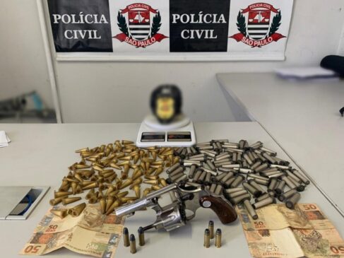Na casa onde moram, a Pol&iacute;cia Civil encontrou 185 por&ccedil;&otilde;es de coca&iacute;na e uma arma