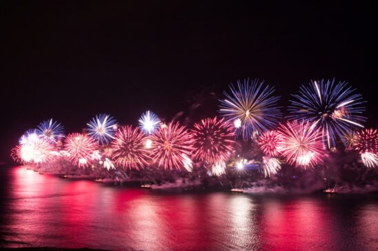 RIO DE JANEIRO: Os fogos em Copacabana vão acontecer, mas sem público, e com transmissão pela internet. A CVC tem um pacote de 4 dias e 3 noites, saindo no dia 30/12, com direito a hospedagem e café da manhã