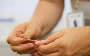 Se o teste for positivo para HIV ou sífilis, uma nova amostra de sangue será coletada e enviada para teste laboratorial