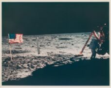 Imagem de Neil Armstrong, primeiro homem a caminhar no satélite, pode atingir entre US$ 37,8 mil e US$ 63 mil no leilão