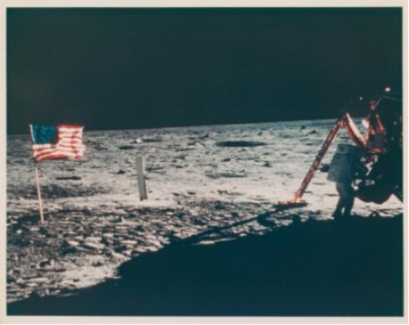 Imagem de Neil Armstrong, primeiro homem a caminhar no satélite, pode atingir entre US$ 37,8 mil e US$ 63 mil no leilão