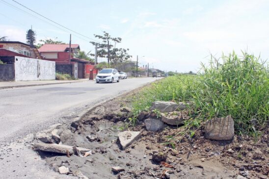 Buracos e mato alto afetam comércio na avenida da praia, a partir do Cibratel II, que se estente até o Jardim Grandesp