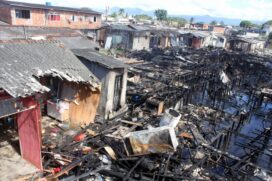 Material utilizado nas palafitas é de alta combustão - madeira, plástico, lona e outros. Ligações clandestinas também causam incêndios