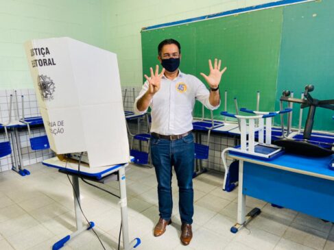 Ademario em local de votação