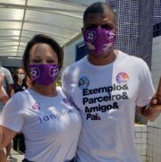 Acompanhada de seu marido Whelliton Silva, Janaina enalteceu o valor do apoio da família durante essa campanha