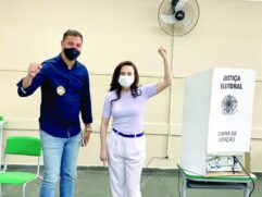 Ap&oacute;s votar, o candidato Daniel Bogalho acompanhou a deputada estadual e primeira dama da cidade, Analice Fernandes na escola Domingos Mignoni