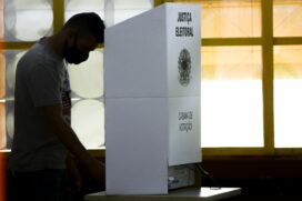 Foram registrados 218 mil votos brancos e 488,8 mil nulos, n&uacute;mero equivalente a quase 15% dos votos v&aacute;lidos