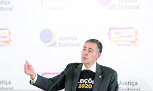 O presidente do TSE (Tribunal Superior Eleitoral), o ministro Lu&iacute;s Roberto Barroso durante entrevista na tarde deste domingo
