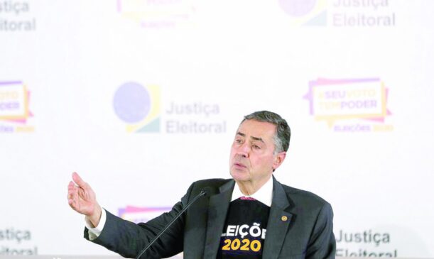 O presidente do TSE (Tribunal Superior Eleitoral), o ministro Luís Roberto Barroso durante entrevista na tarde deste domingo