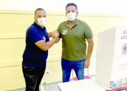 Prefeito reeleito Ney Santos (dir.) ao lado do vice-prefeito eleito, Hugo Prado em Embu das Artes