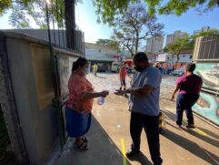 Eleitores deverão limpar as mãos com álcool em gel antes e depois de votar