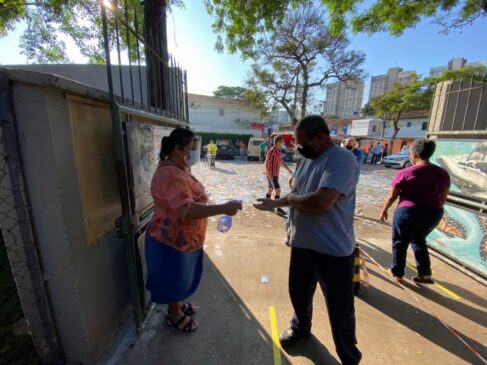 Eleitores deverão limpar as mãos com álcool em gel antes e depois de votar