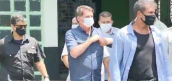 Jair Bolsonaro saindo da escola