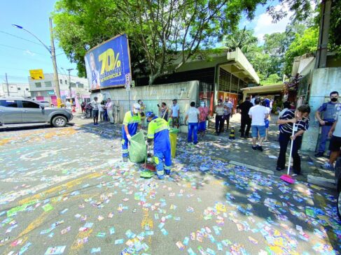 A sujeira fica concentrada principalmente em frente aos locais de vota&ccedil;&atilde;o e representa risco aos idosos e pessoas com dificuldade de locomo&ccedil;&atilde;o