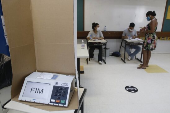 Moradores da Rocinha votam nas seções eleitorais; Rio de Janeiro está entre as capitais que terá segundo turno