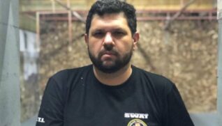 PF realizou buscas na casa do blogueiro bolsonarista Oswaldo Eustáquio ; ele deve ficar preso em casa e usar tornozeleira